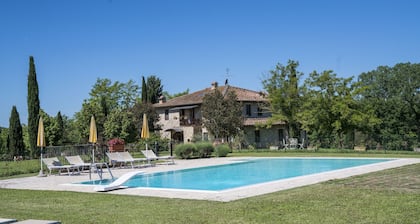TYPISCHES BAUERNHAUS MIT GEMEINSCHAFTSPOOL 12X6M IM CHIANTI GEBIET FLORENZ..