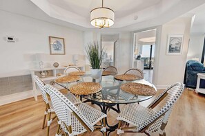 Dining - Beautiful Beachfront Condo with Pools and  Balcony (Myrtle Beach)