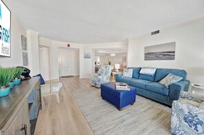 TV - Beautiful Beachfront Condo with Pools and  Balcony (Myrtle Beach)