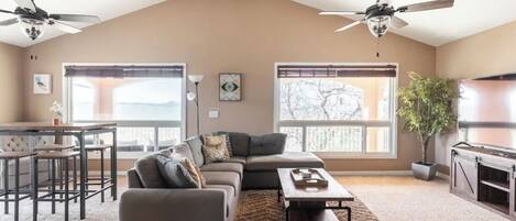 TV connectée, cheminée, chaîne hi-fi, écrans d'ordinateur