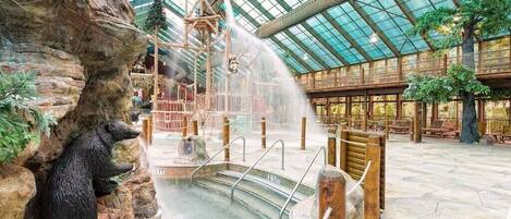 Innendørsbasseng og utendørsbasseng