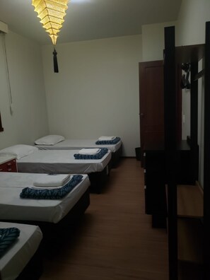 7 habitaciones, tabla de planchar con plancha, cunas y wifi gratis 