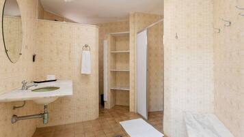 Een bad, een haardroger, handdoeken, zeep