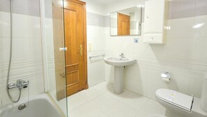 A bathroom with a bathtub, a sink, and a toilet. - Apartamentos Marblau Las Alondras (Gandia)