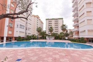 Una piscina al aire libre