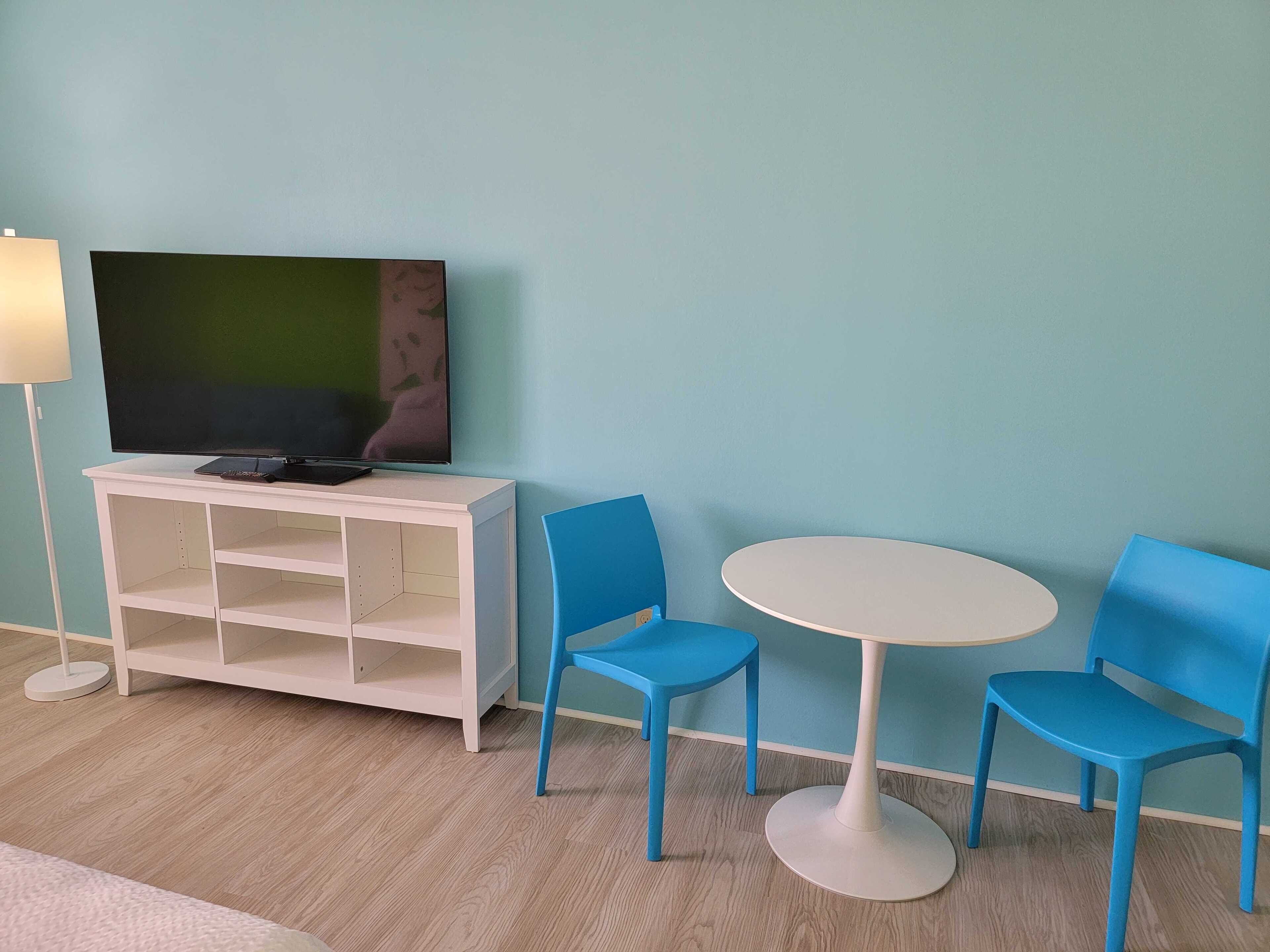 Espacio para trabajar con laptop y cortinas blackout 