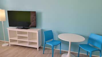 Espacio para trabajar con laptop y cortinas blackout