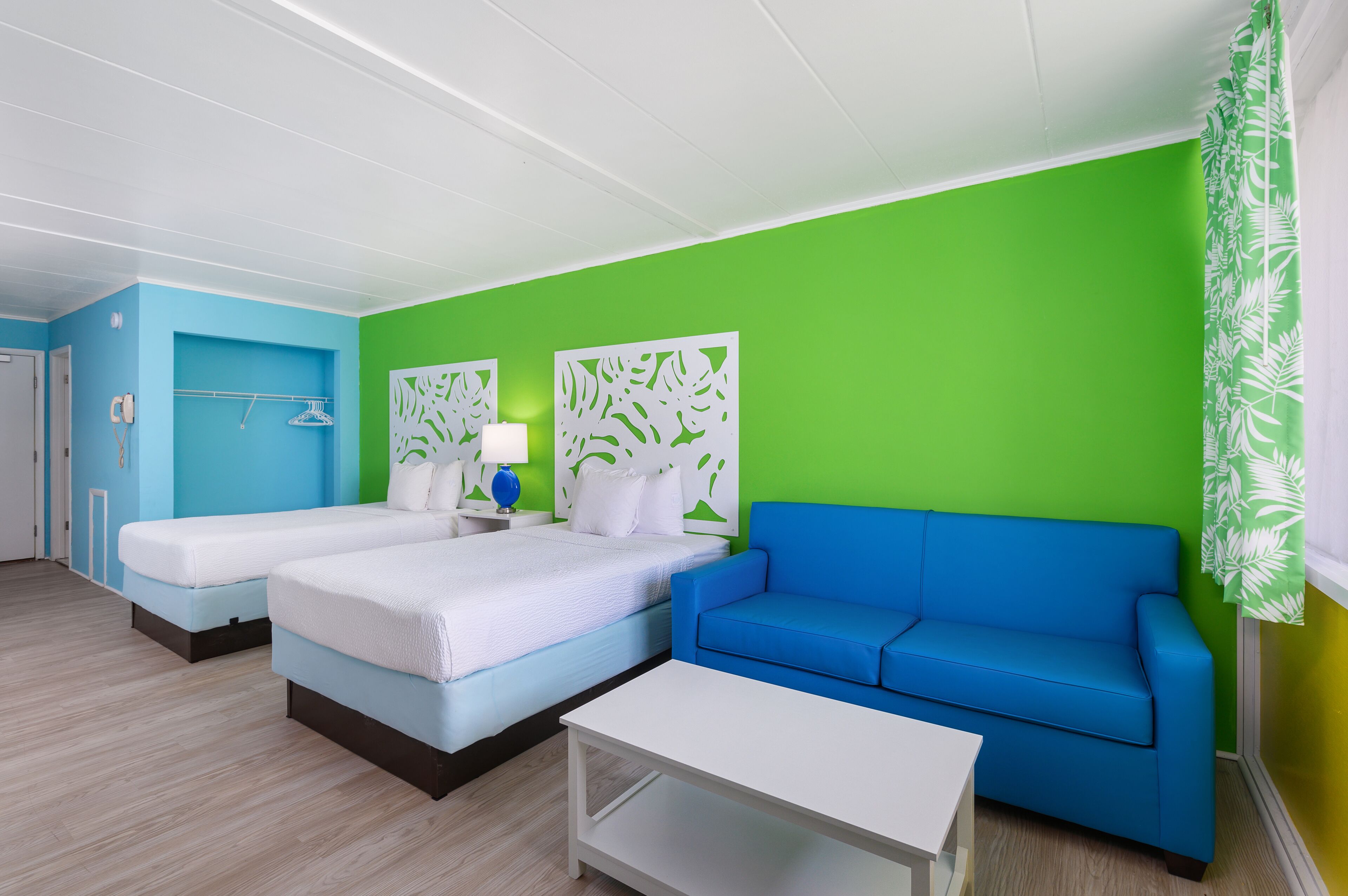 Een laptopwerkplek, verduisterende gordijnen