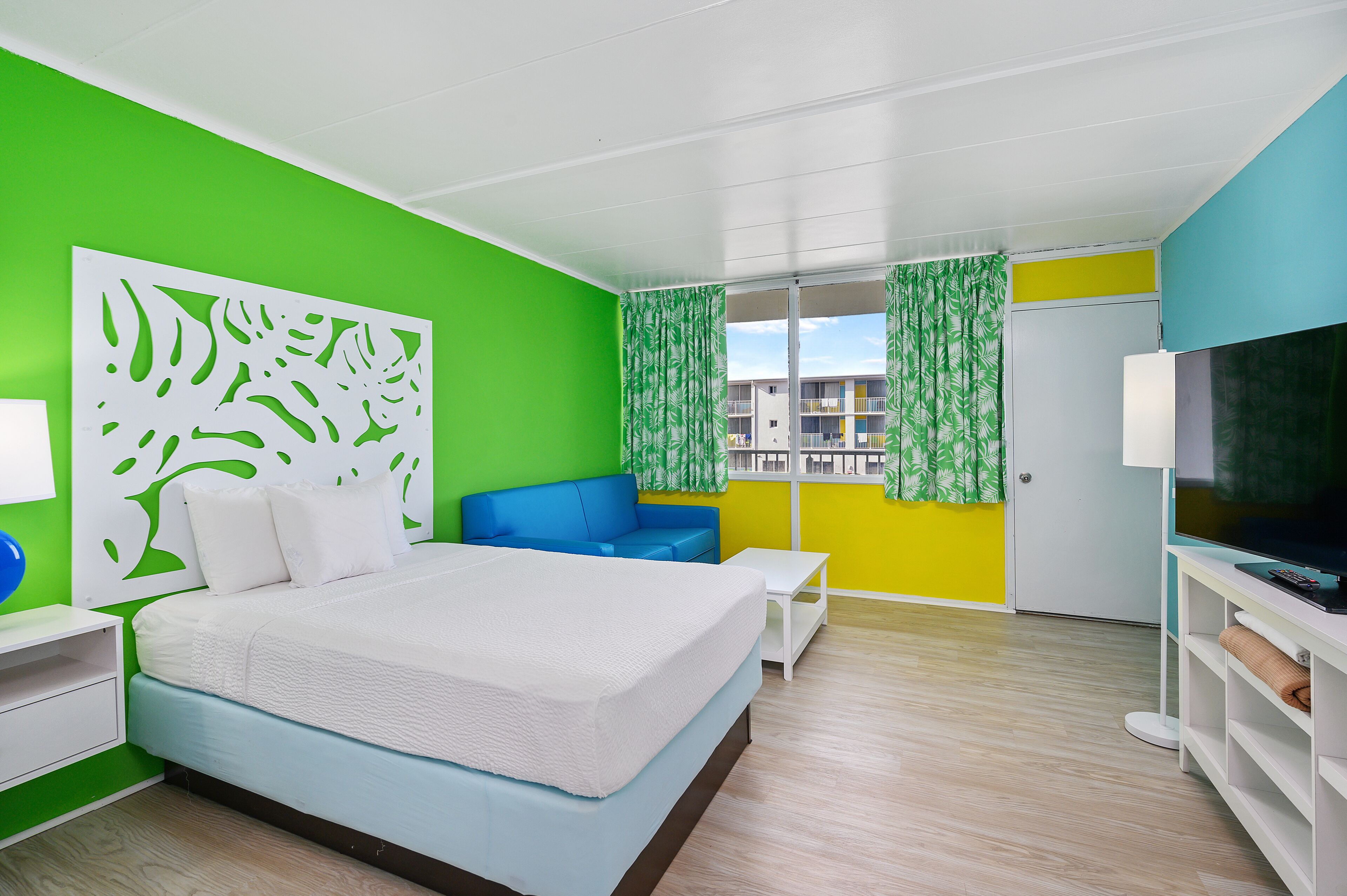 Laptop workspace, blackout drapes, iron/ironing board, free WiFi