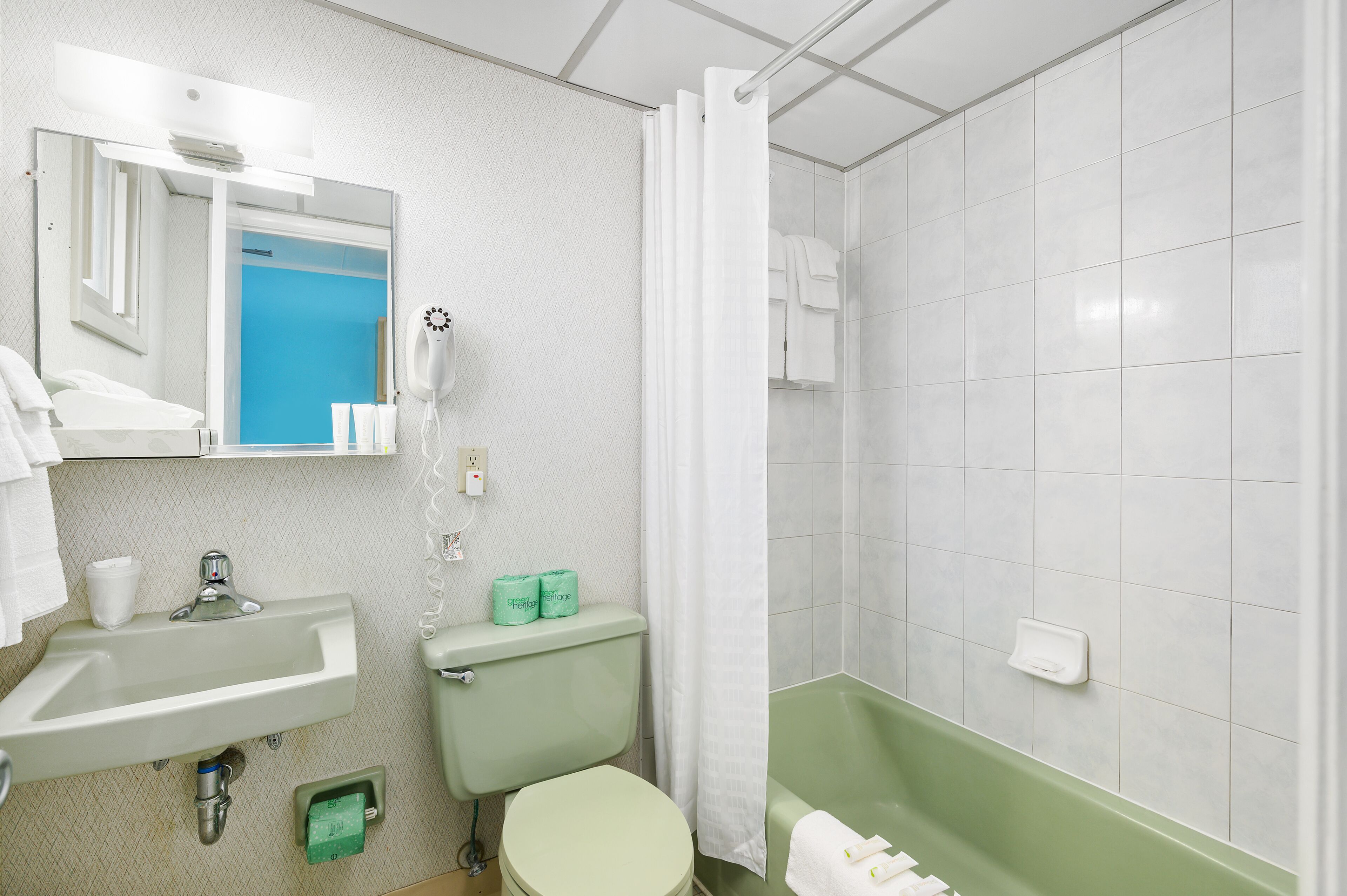 Une salle de bain avec un lavabo, des toilettes et une baignoire.