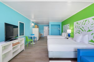 Espacio para trabajar con laptop y cortinas blackout