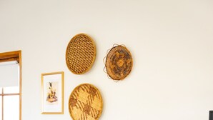 Una habitación con un armario de madera, un taburete y un banco.