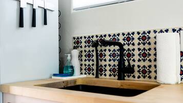 Een douche, een haardroger, handdoeken, zeep