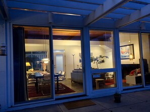 Outdoor dining - Mid-Century Modern on Private Beach, Designed by Award Winning Architect! (Chesapeake Beach)