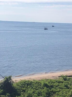 在海滩、沙滩椅、沙滩毛巾