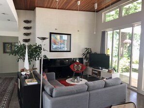 Smart TV, fireplace, DVD player, books - Mid-Century Modern on Private Beach, Designed by Award Winning Architect! (Chesapeake Beach)