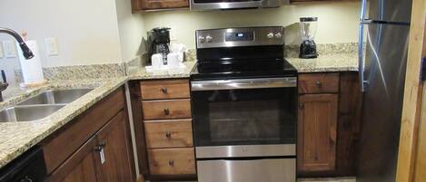 Mikroaaltouuni, astianpesukone, siivousvälineet, ruokailupöytä