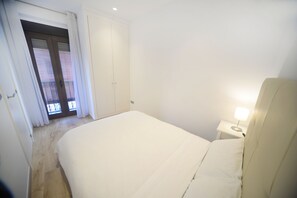 1 slaapkamer, een strijkplank/strijkijzer, gratis wifi, beddengoed