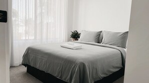 4 室のベッドルーム、アイロン / アイロン台、WiFi (無料)、ベッドシーツ