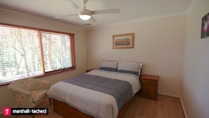 3 bedrooms, iron/ironing board, free WiFi - Bush & Beach Retreat - Amaroo Avenue 7 (BARRAGGA BAY)