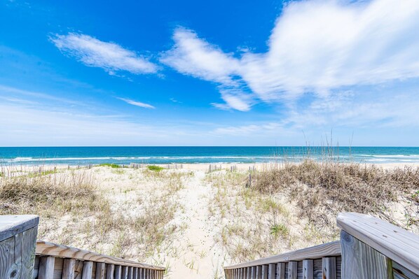 Beach nearby - Sunkissed - Nags Head MP 13, Oceanfront, Pool, Elevator, Home Theater, Pool Table, Pets OK (Nags Head)