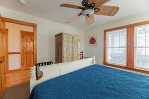 8 bedrooms, desk, free WiFi