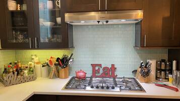 Kylskåp, mikrovågsugn, ugn och spishäll