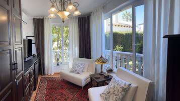 Een smart-tv, een open haard en een stereo