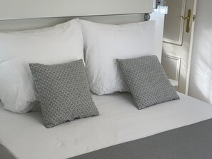 4 chambres, coffres-forts dans les chambres, fer et planche à repasser