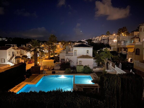 Alberca al aire libre y alberca climatizada