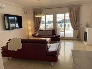 Una Smart TV, una chimenea, un reproductor estéreo