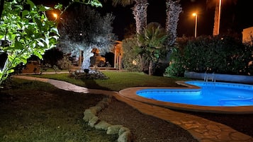 Een buitenzwembad, een verwarmd zwembad