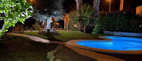 Een buitenzwembad, een verwarmd zwembad