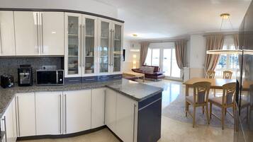 Een koelkast, een magnetron, een oven, een kookplaat