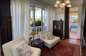 Smart TV, chimenea y estéreo 