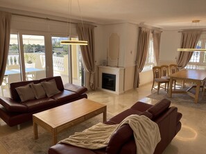 Una Smart TV, una chimenea, un reproductor estéreo