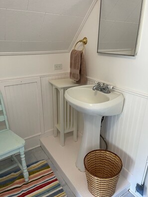 Combined shower/bathtub, hair dryer, towels, soap