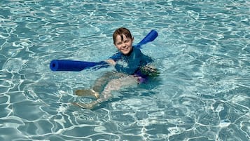 Una piscina al aire libre, una piscina climatizada