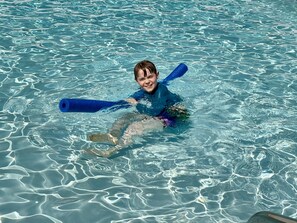 Una piscina al aire libre, una piscina climatizada