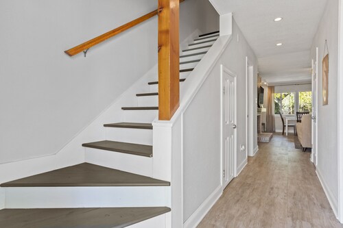 *Blue Palm Townhome* w/ Gulf view / Walk to beach/seafood