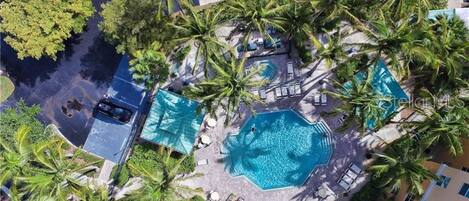 Una piscina al aire libre, una piscina climatizada