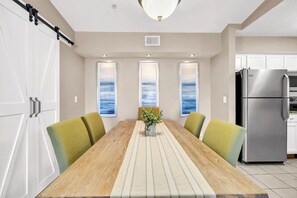 Dining - EMERALD WATERS - "immerse into beauty and comfort!" (Destin)