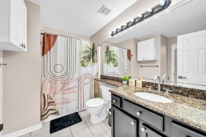Bathtub, hair dryer, towels, soap - EMERALD WATERS - "immerse into beauty and comfort!" (Destin)