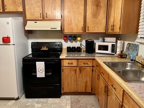 Réfrigérateur, four à micro-ondes, un four, surface de cuisson