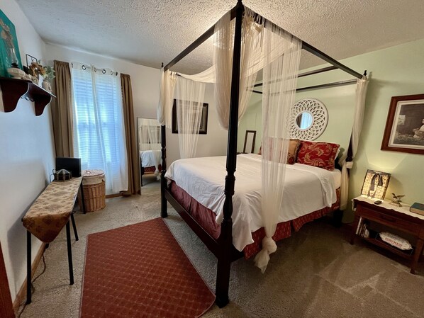 2 chambres, bureau, fer et planche à repasser, lit de bébé portatif