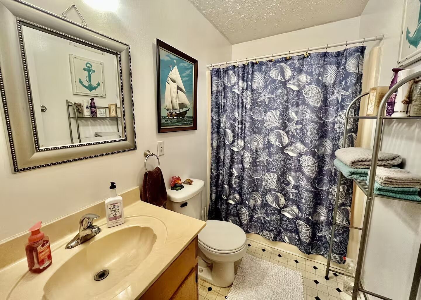 Combined shower/bathtub, hair dryer, towels, soap