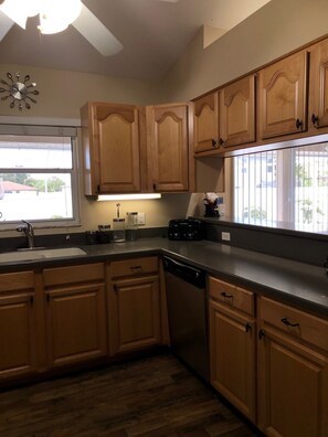 Familienhaus | Eigene Küche | Kühlschrank, Mikrowelle, Ofen, Geschirrspüler