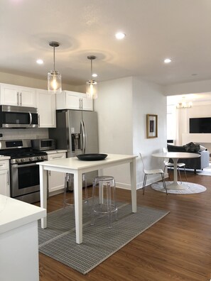 Frigorifero, forno, piano cottura, lavastoviglie