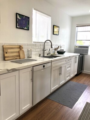 Refrigerador, horno, parrilla de estufa y lavavajillas