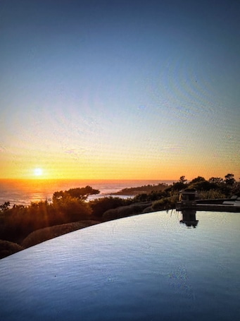 Pool. Cozy Villa at Pebble Beach